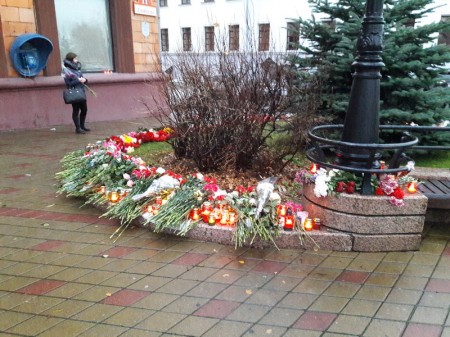 Руководство БХД и ХДР возложило цветы к посольству Франции (фото)