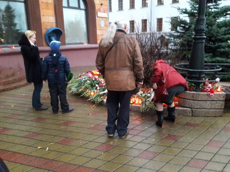 Руководство БХД и ХДР возложило цветы к посольству Франции (фото)