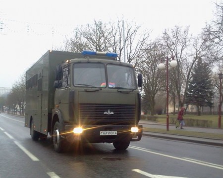 Гародня: у міліцэйскім аўтазаку вісіць расейскі сцяг. Дасланы зварот у МУС (відэа)