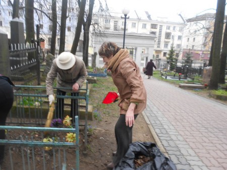 Сябры БХД прыбралі закінутыя магілы на Вайсковых могілках у Менску (фота)