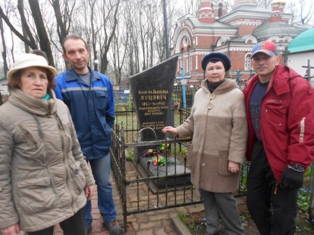 Сябры БХД прыбралі закінутыя магілы на Вайсковых могілках у Менску (фота)