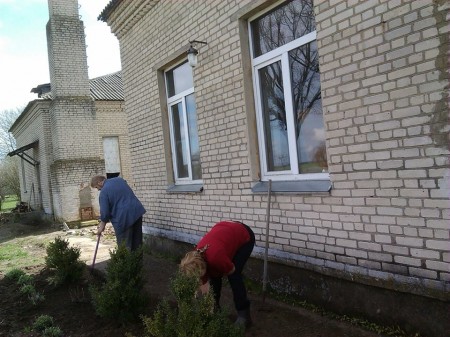 Сябры БХД дапамаглі прыбраць тэрыторыю нядзельнай школы ў Бабруйскім раёне (фота)