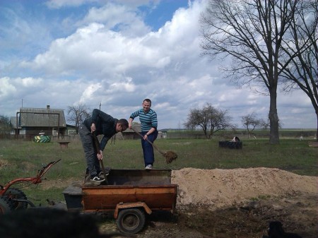 Сябры БХД дапамаглі прыбраць тэрыторыю нядзельнай школы ў Бабруйскім раёне (фота)