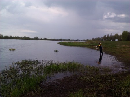 Бабруйскія актывісты спусцілі на ваду Бярэзіны Чарнобыльскі вянок памяці (фота)