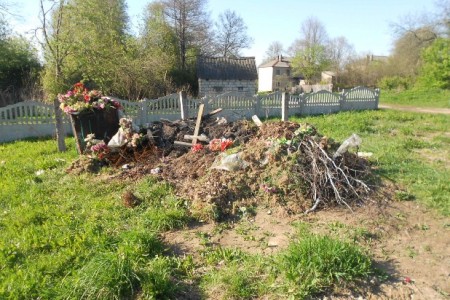 Сябры БХД і валанцёры прыбралі закінутыя могілкі ахвяраў фашызму на Лагойшчыне (фота)