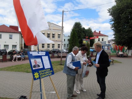 У Слоніме і Жыровічах на пікетах БХД збіралі подпісы ў абарону жыцця (фота)