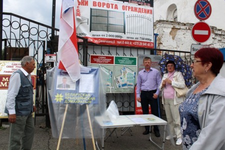 У Слоніме і Жыровічах на пікетах БХД збіралі подпісы ў абарону жыцця (фота)