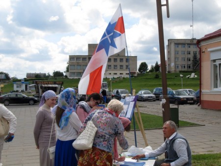 У Слоніме і Жыровічах на пікетах БХД збіралі подпісы ў абарону жыцця (фота)