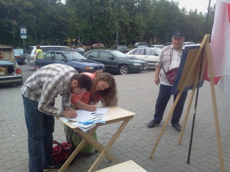 У Гародні на пікет прамоўцаў БХД выклікалі міліцыю (фота)