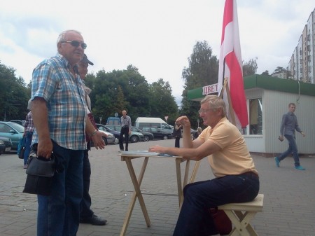 В Гродно на пикет спикера БХД вызвали милицию (фото)