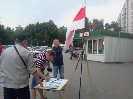 У Гародні на пікет прамоўцаў БХД выклікалі міліцыю (фота)