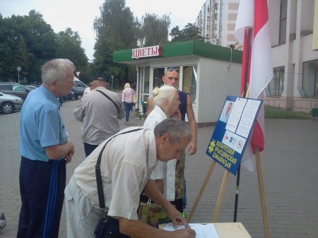 У Гародні на пікет прамоўцаў БХД выклікалі міліцыю (фота)