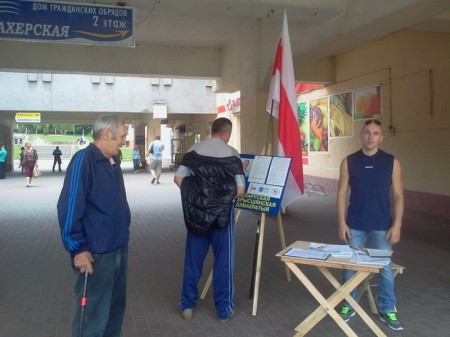 В Гродно на пикет спикера БХД вызвали милицию (фото)