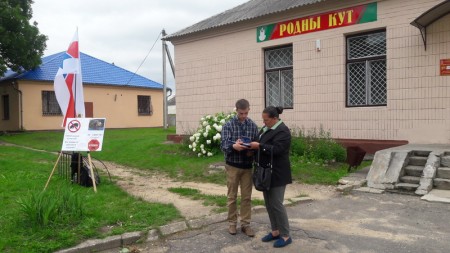 У Маладзечанскім раёне на пікетах БХД збіраюць подпісы супраць неэкалагічных свінакомплексаў (фота)