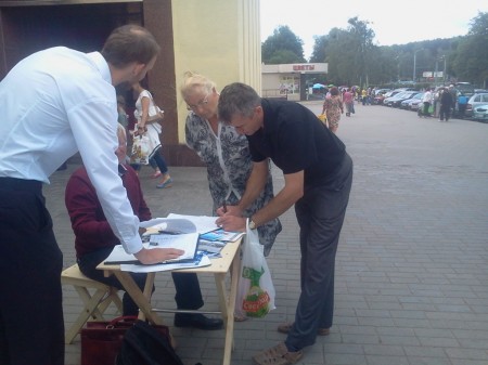 В Гродно на пикетах БХД прохожие фотографируются с бело-красно-белым флагом (фото)