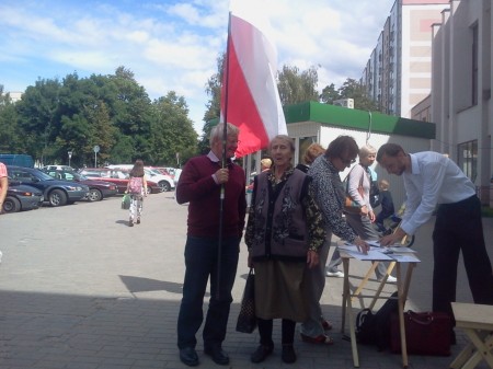 В Гродно на пикетах БХД прохожие фотографируются с бело-красно-белым флагом (фото)