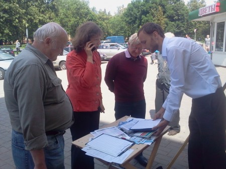 У Гародні на пікетах БХД мінакі фатаграфуюцца з бел-чырвона-белым сцягам (фота)