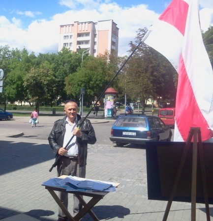 В Гродно на пикетах БХД прохожие фотографируются с бело-красно-белым флагом (фото)