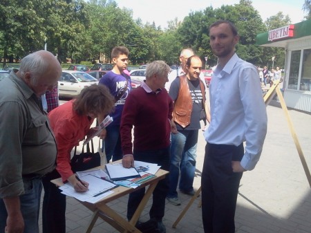 В Гродно на пикетах БХД прохожие фотографируются с бело-красно-белым флагом (фото)