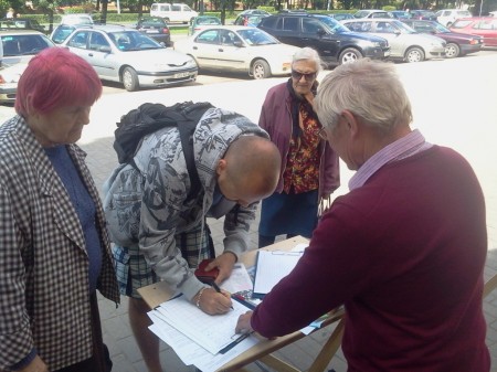 В Гродно на пикетах БХД прохожие фотографируются с бело-красно-белым флагом (фото)