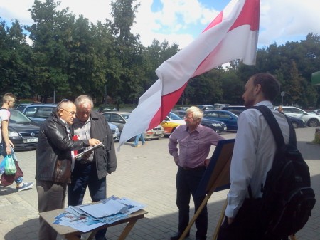 В Гродно на пикетах БХД прохожие фотографируются с бело-красно-белым флагом (фото)