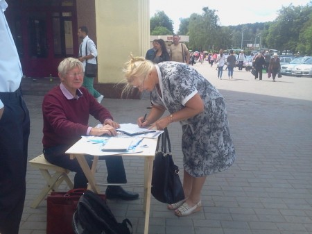 У Гародні на пікетах БХД мінакі фатаграфуюцца з бел-чырвона-белым сцягам (фота)