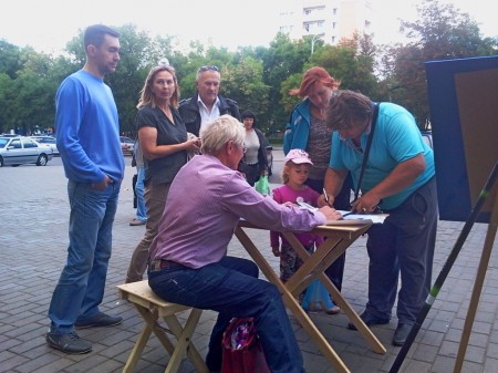 В Гродно на пикетах БХД прохожие фотографируются с бело-красно-белым флагом (фото)