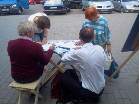 В Гродно на пикетах БХД прохожие фотографируются с бело-красно-белым флагом (фото)