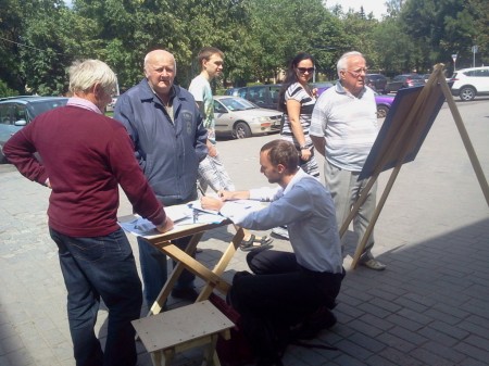 В Гродно на пикетах БХД прохожие фотографируются с бело-красно-белым флагом (фото)