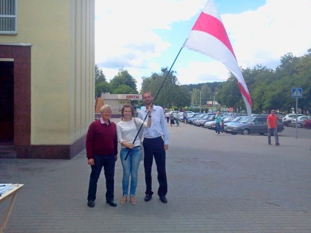 В Гродно на пикетах БХД прохожие фотографируются с бело-красно-белым флагом (фото)