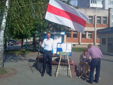 В Гродно на пикетах БХД прохожие фотографируются с бело-красно-белым флагом (фото)