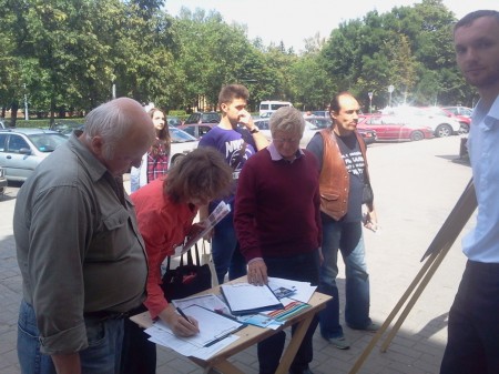 В Гродно на пикетах БХД прохожие фотографируются с бело-красно-белым флагом (фото)