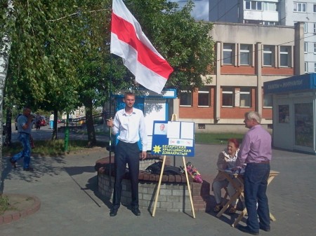 В Гродно на пикетах БХД прохожие фотографируются с бело-красно-белым флагом (фото)