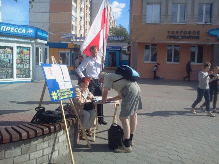 У Гародні на пікетах БХД мінакі фатаграфуюцца з бел-чырвона-белым сцягам (фота)