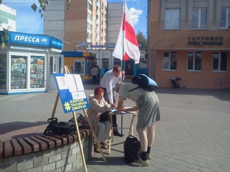 В Гродно на пикетах БХД прохожие фотографируются с бело-красно-белым флагом (фото)