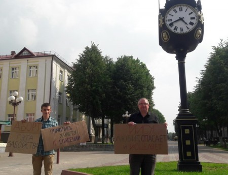 У Маладзечне на пікетах Паўла Пракаповіча раздавалі Евангеллі (фота)