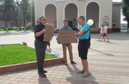 У Маладзечне на пікетах Паўла Пракаповіча раздавалі Евангеллі (фота)