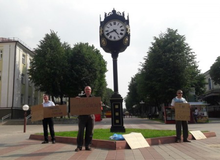 У Маладзечне на пікетах Паўла Пракаповіча раздавалі Евангеллі (фота)