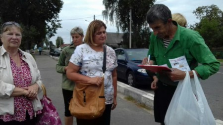 У Глуску ідэолаг перашкаджаў актывістам БХД збіраць подпісы грамадзян (фота)