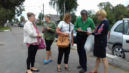 В Глуске идеолог мешал активистам БХД собирать подписи граждан (фото)