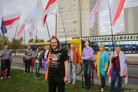 У Менску прайшлі пікет і шэсьце ад ЦУМа да БТ (фота)