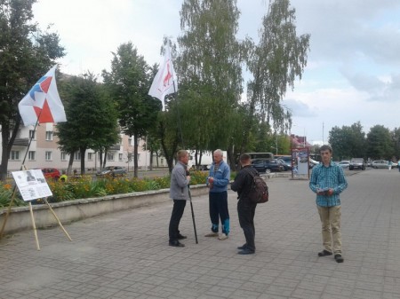 В Молодечно на правоцентристских пикетах агитировали за пенсионную реформу и реформу ЖКХ (фото)