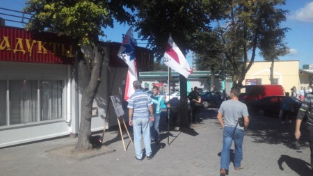 У Маладзечне на правацэнтрысцкім пікеце збіралі подпісы ў абарону прадпрымальнікаў