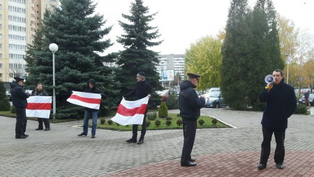 Каля Менскага гарадскога суда працягваецца акцыя падтрымкі Пальчыса, БХД удзельнічае