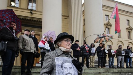 На прыступках КДБ прайшла акцыя ў памяць ахвяраў палітычных рэпрэсіяў