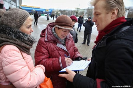 «Так нічога ня зробіш — тут вілы трэба браць». У Менску апазыцыя зьбірала подпісы за адмену Дэкрэта № 3