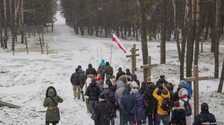 У Курапатах правялі экскурсію «па дарозе сьмерці» (фота)