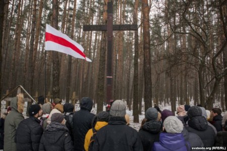 У Курапатах правялі экскурсію «па дарозе сьмерці» (фота)