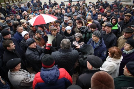 Участники Народного собрания в Слониме передали резолюцию акции властям