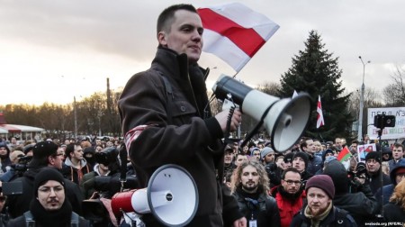 Дзяніса Садоўскага і Наталлю Бордак вінавацяць у лаянцы і непадпарадкаванні міліцыі (відэа)